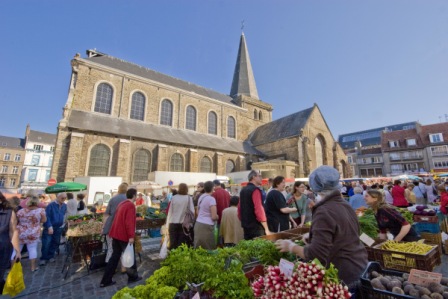 Le marche de la Place Dalton (eglise St Nicolas). Boulogne sur mer. Pas de calais (62). France.