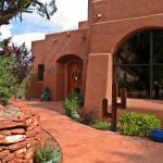 The Alma de Sedona Inn is tucked away in a very secluded neighbourhood of Sedona, and this exquisite privately owned bed and breakfast inn offers up quite a few unexpected surprises.