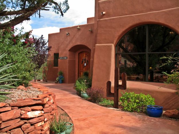 The Alma de Sedona Inn is tucked away in a very secluded neighbourhood of Sedona, and this exquisite privately owned bed and breakfast inn offers up quite a few unexpected surprises.