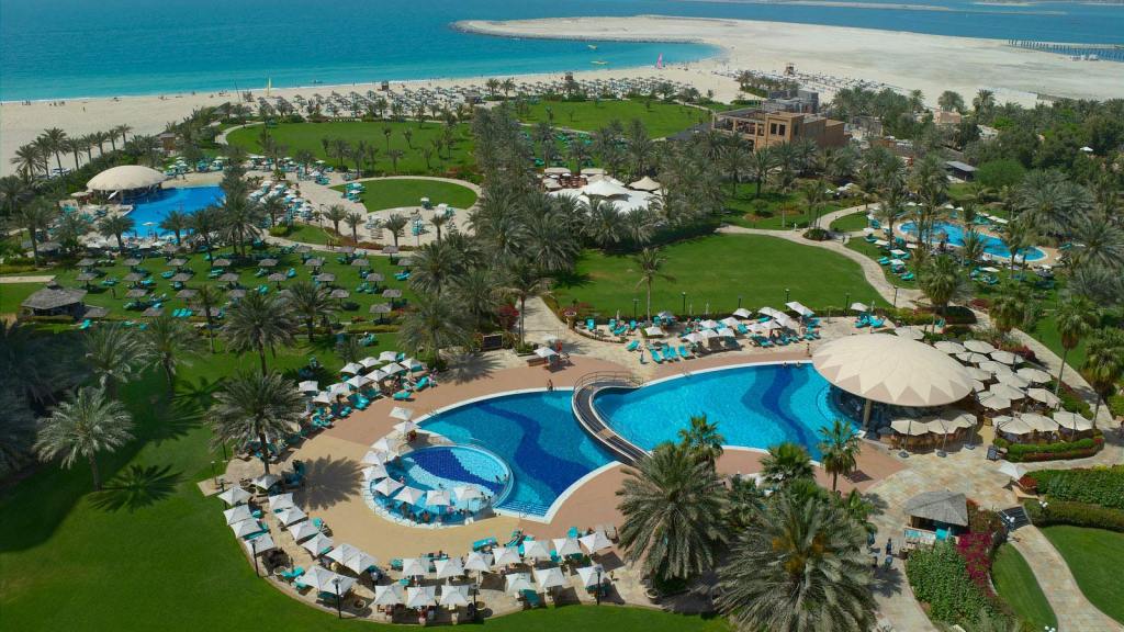 Le Royal Meridien Dubai Main Pool 1600x900