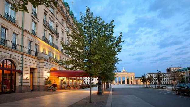 Andy Mossack reviews The Adlon Kempinski in Berlin and reckons it's the best hotel in Euirope.  adlon1