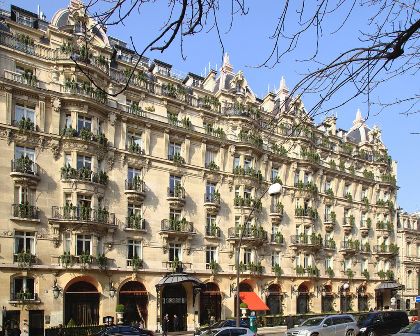 1024px Paris avenue montaigne plaza athena.1