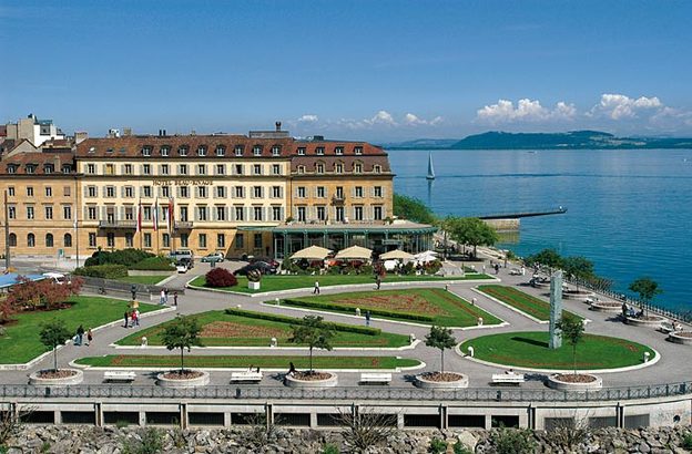 hotel batiment esplanade lac bateau