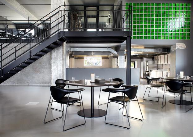 Anthea Gerrie reviews Amass Restaurant, a trendy restaurant fast becoming one of Copenhagen's hot spots. Amass Interior 11 1200px