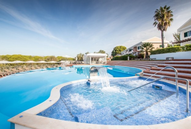 Michael edwards enjoys the luxurious surroundings of the Longevity Cegonha Country Club.