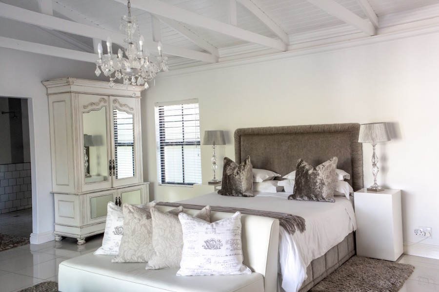 Brian Berkman visits Brenaissance Guest Estate in South Africa's Western Cape. Honeymoon Suite bedroom