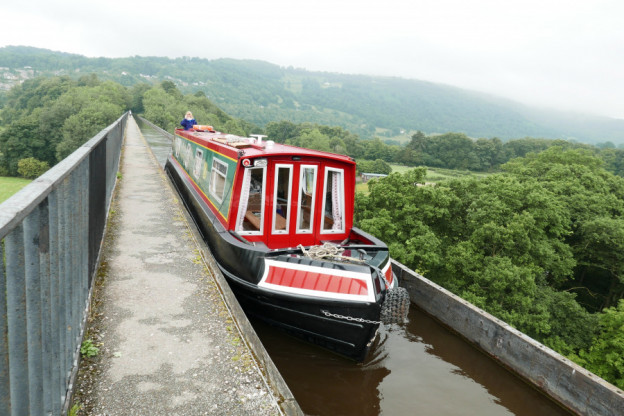 narrowboating along the Llangollen Canal Edging over the Pontcysllte Aqueduct. e1596447768100
