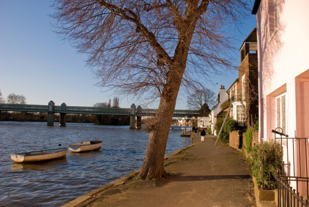 Strand on the Green. A river walk from Chiswick to Kew 1 STRAND ON THE GREEN SHOWING KEW BRIDGE e1611849473151