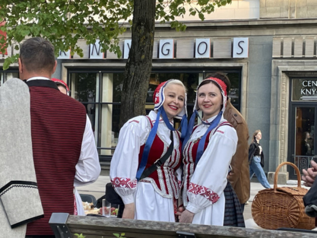Dresssed in folk costumes for Kaunass Courtyard Festival e1653923543944