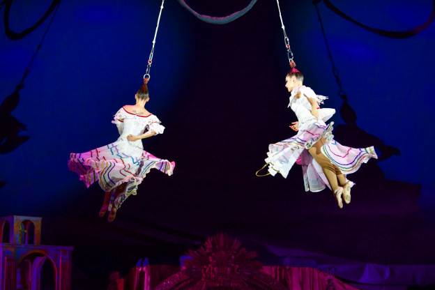 Hair hang act Daniela and Isabella Munoz Carvallo in Giffords Circus Carpa c Andy Payne