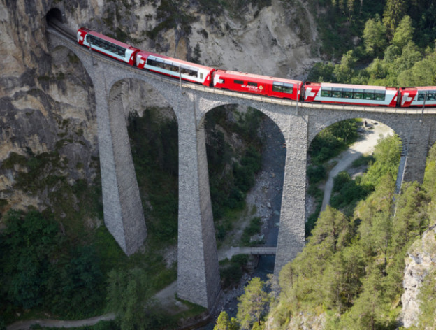 Grand Train Tour of Switzerland Landwasserviadukt ©Galcier Express AG Stefan Schlumpf Kopie e1666283643247