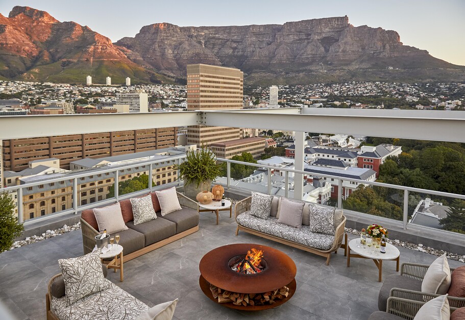 Frank Mannion reviews the Taj Cape Town and finds the former bank building transformed into an opulent luxury hotel.