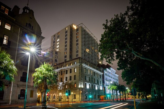 Frank Mannion reviews the Taj Cape Town and finds the former bank building transformed into an opulent luxury hotel.