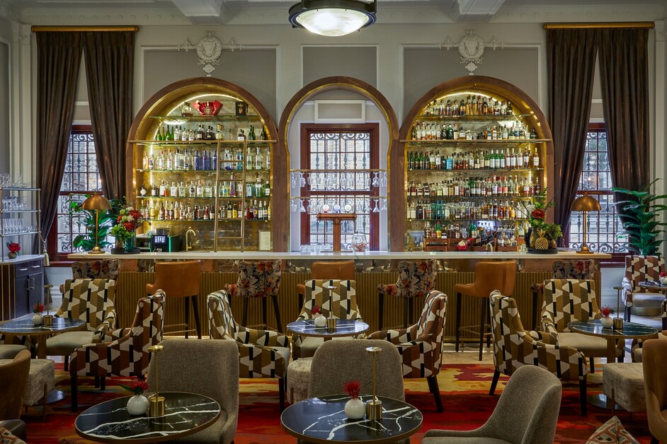 Frank Mannion reviews the Taj Cape Town and finds the former bank building transformed into an opulent luxury hotel.