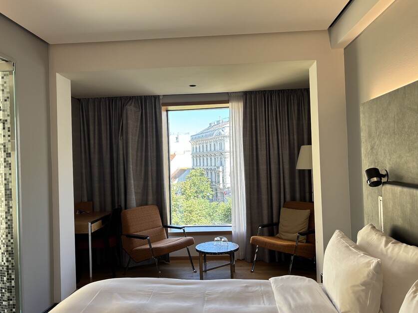 Anthea Gerrie Enjoys Fine Vienna Views And An Homage To Outstanding Vienna Art In The Stylish Radisson Blu Das Triest