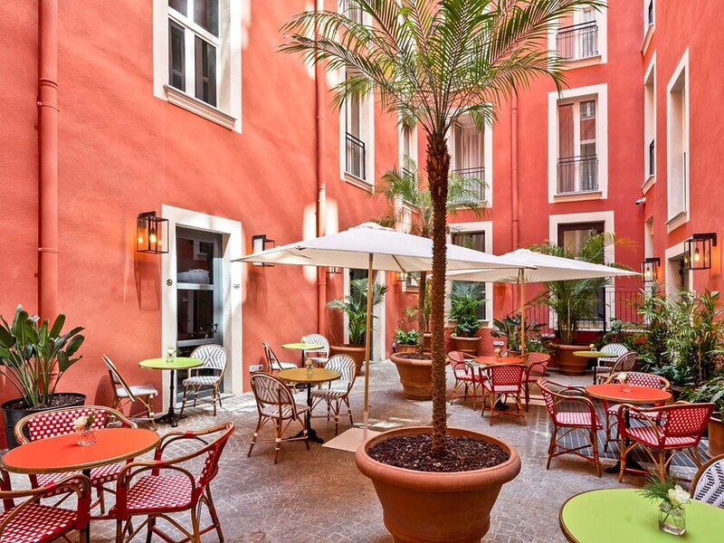 Rupert Parker Loves The Vibe In And Around The Hotel Trastevere Roma | Una Esperienze.