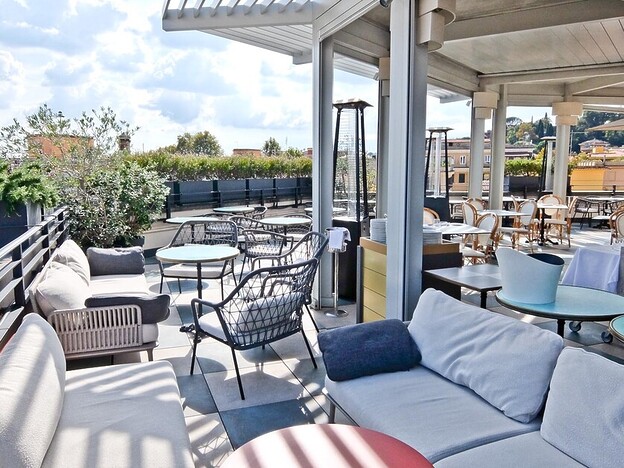 Rupert Parker Loves The Vibe In And Around The Hotel Trastevere Roma | Una Esperienze.