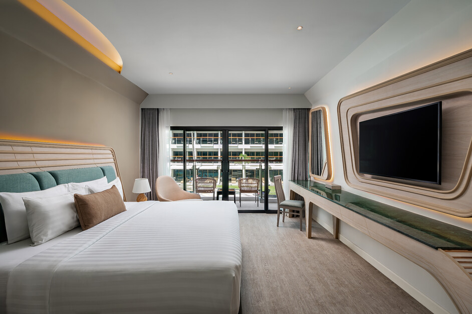 Michael Edwards road tests bars and spa at the Amora Beach Resort, Phuket