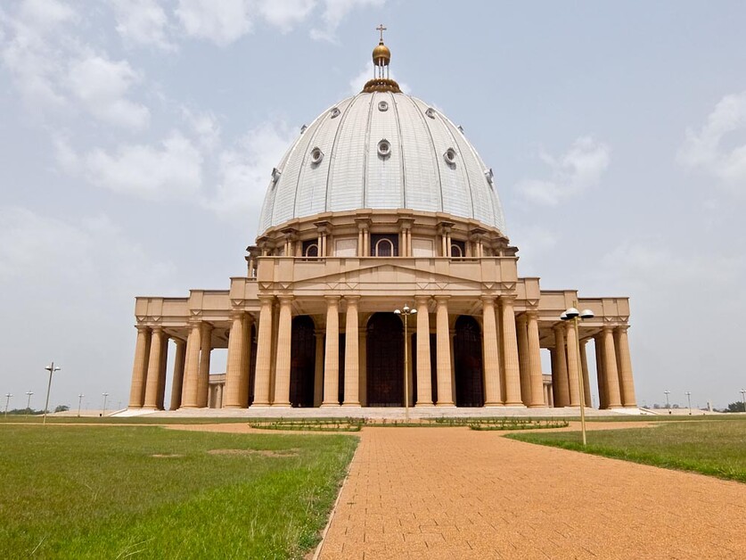 In his Essential Guide to Côte d’Ivoire Rupert Parker is a hit wih his idiot dancing.