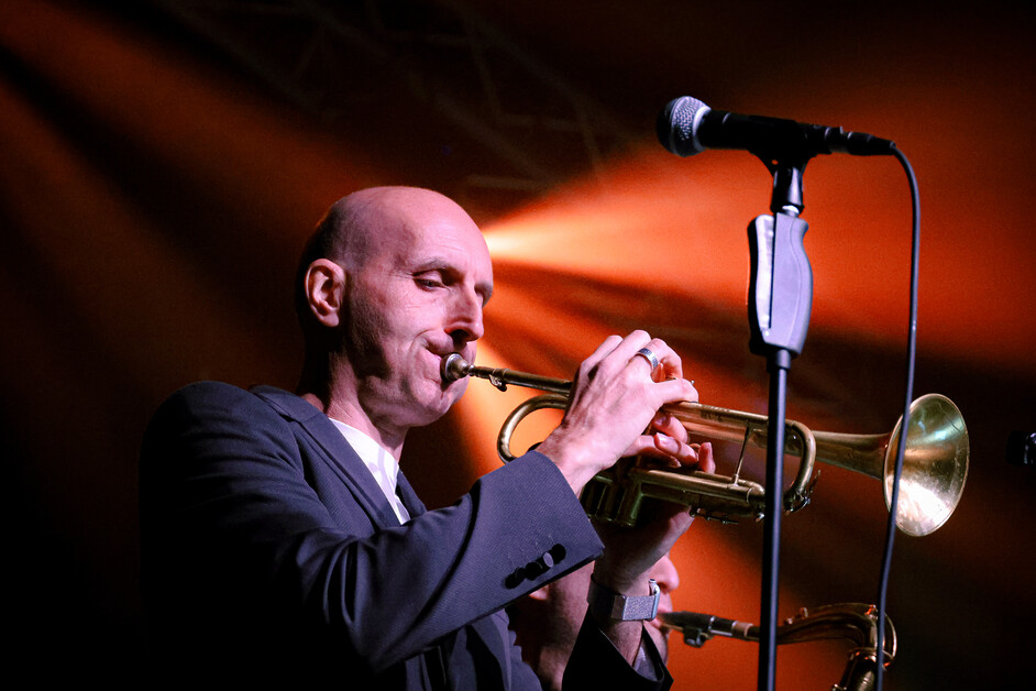 Jack Leigh visits the Emerald Theatre on London’s Embankment to see the Van Morrison Alumni Band.